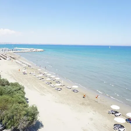 Lazuli Sea View-beachfront Ap 405 דירה לרנקה